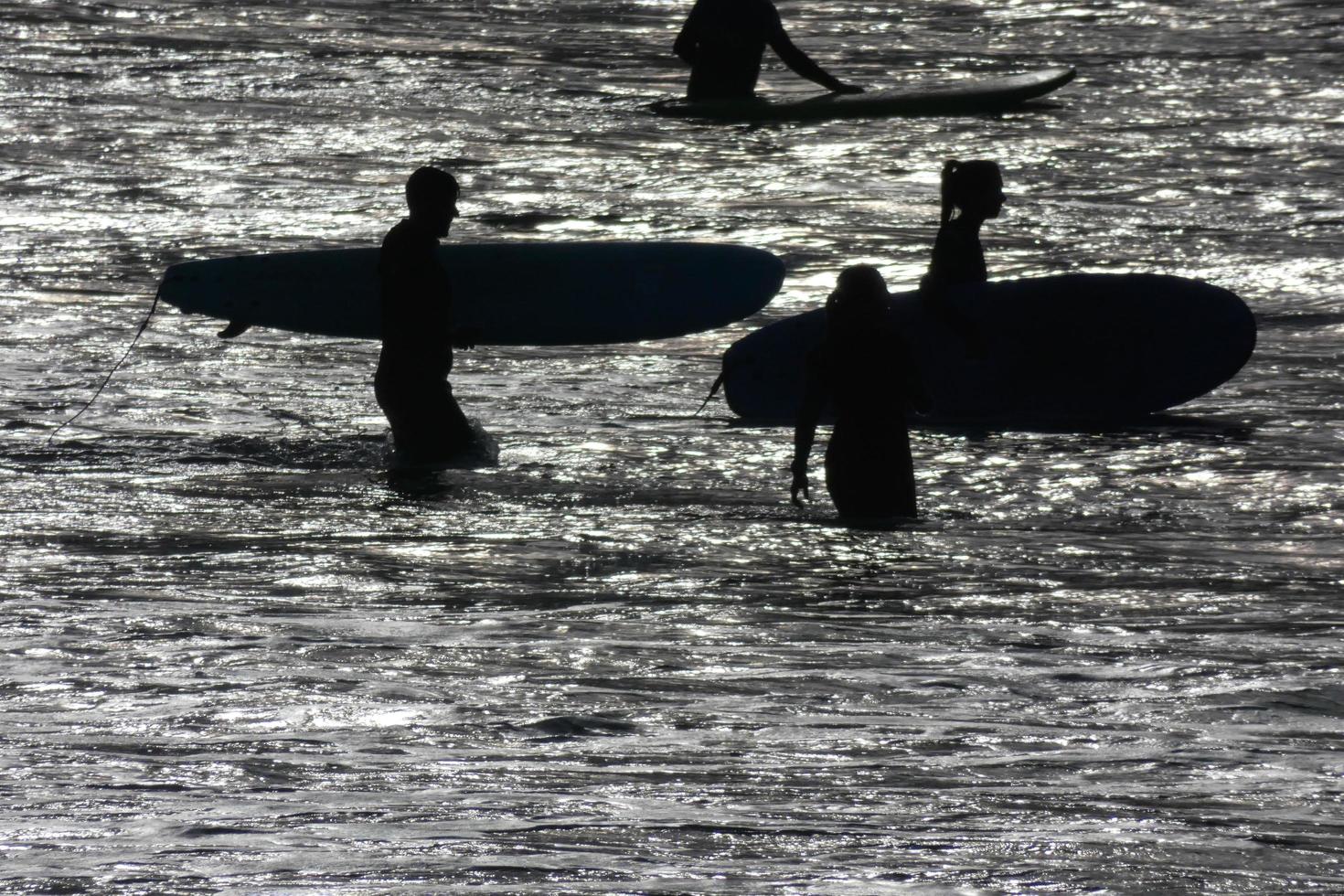 le surf école sur un océan plage photo