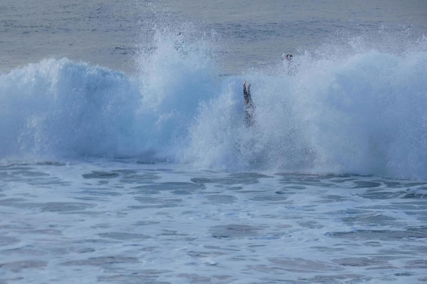 vagues dans le océan dans hiver temps photo