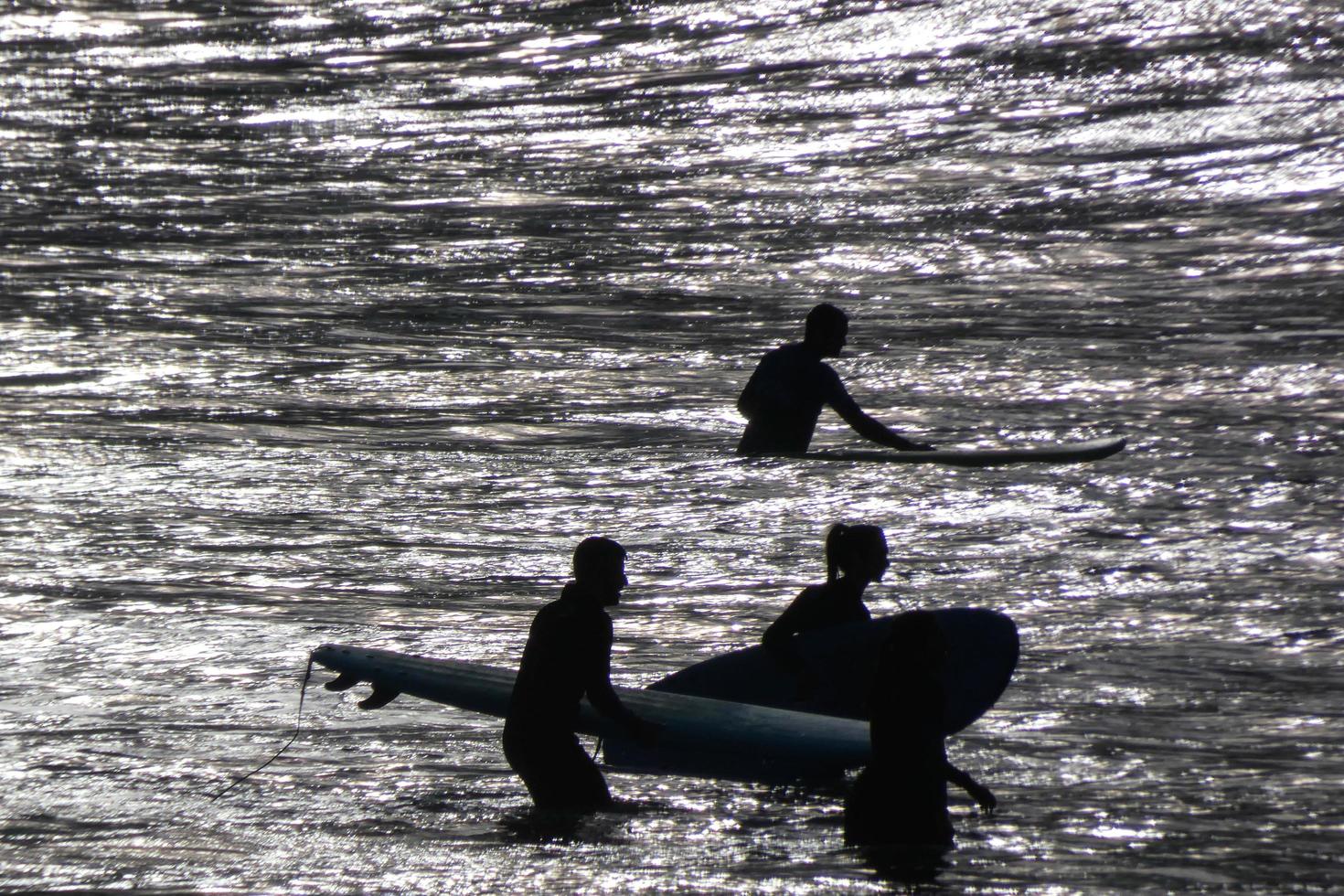 Jeune les athlètes pratiquant le l'eau sport de surfant photo