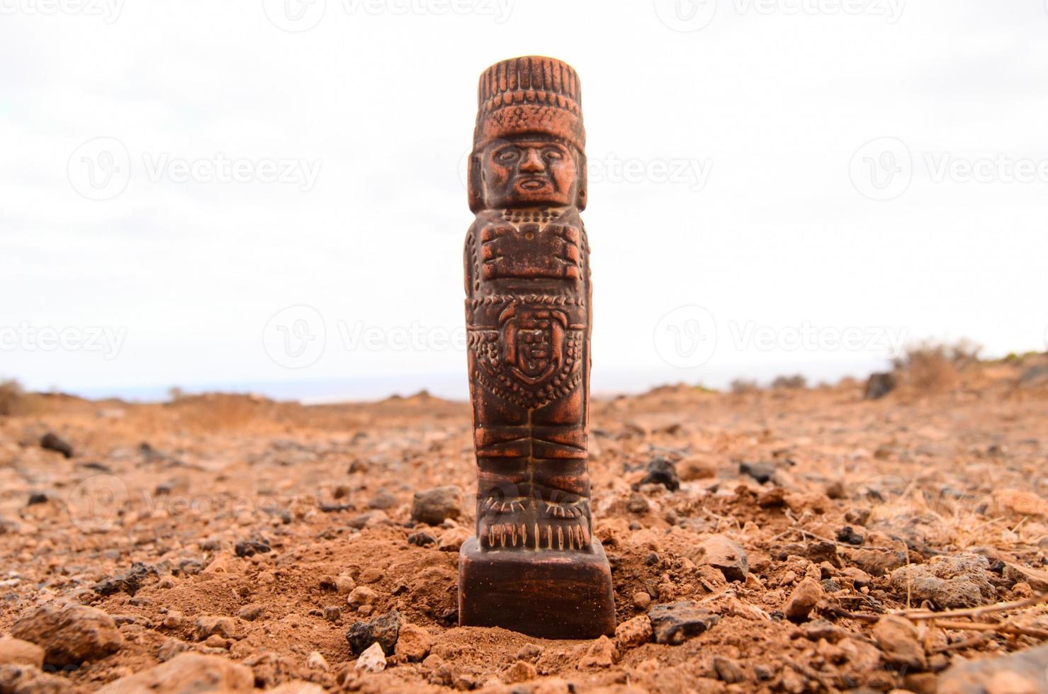 petite statue dans le sable photo