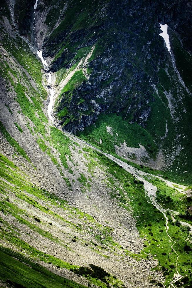 flanc de colline dans les montagnes photo