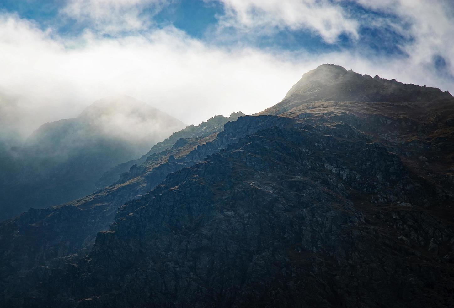 brouillard sur les montagnes photo