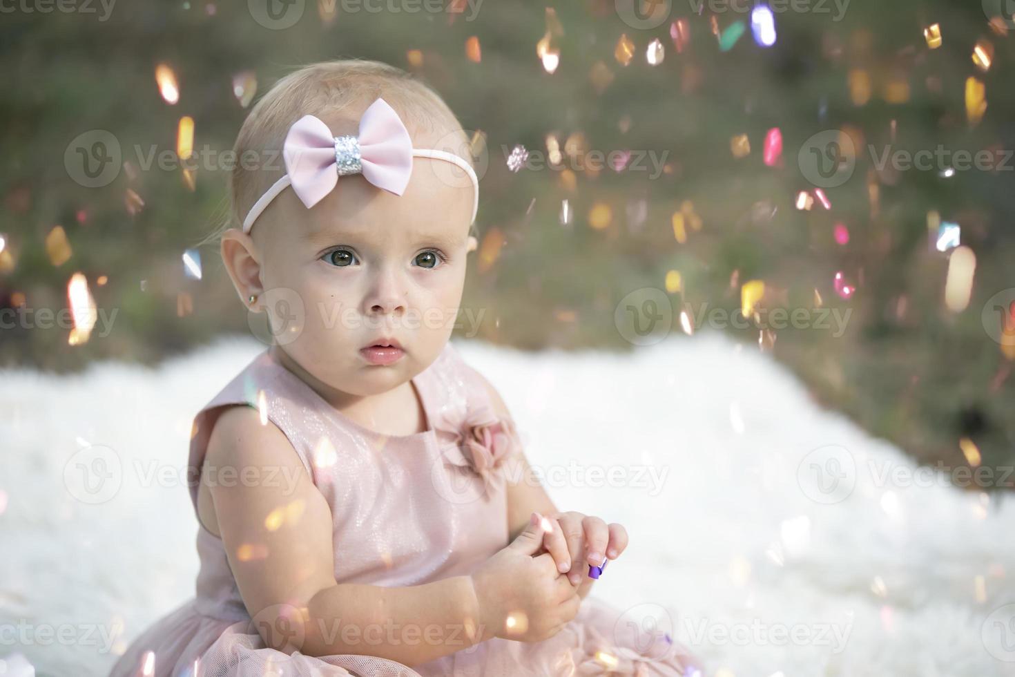 une marrant peu fille dans une brillant confettis. enfant fête un an. magnifique bébé. photo