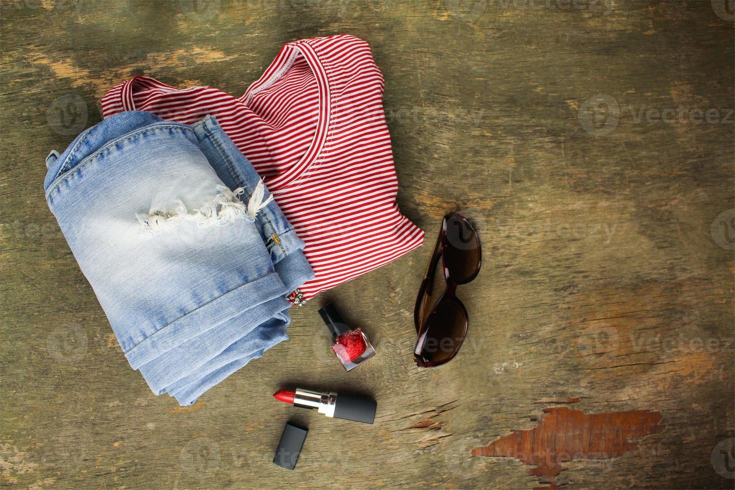 été aux femmes Vêtements et accessoires T-shirt, jeans, rouge à lèvres, clou polonais, ceinture, des lunettes de soleil. Haut voir. photo