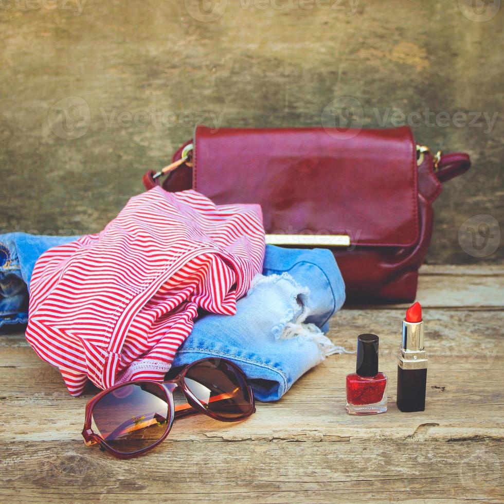 aux femmes été Vêtements et produits de beauté sur vieux en bois Contexte. tonique image. photo