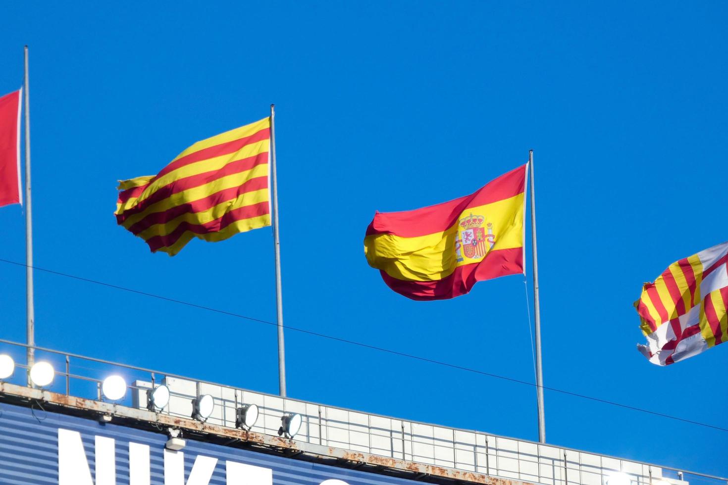 drapeaux de différent des pays et des sports équipes, drapeaux avec différent coloré rayures. photo