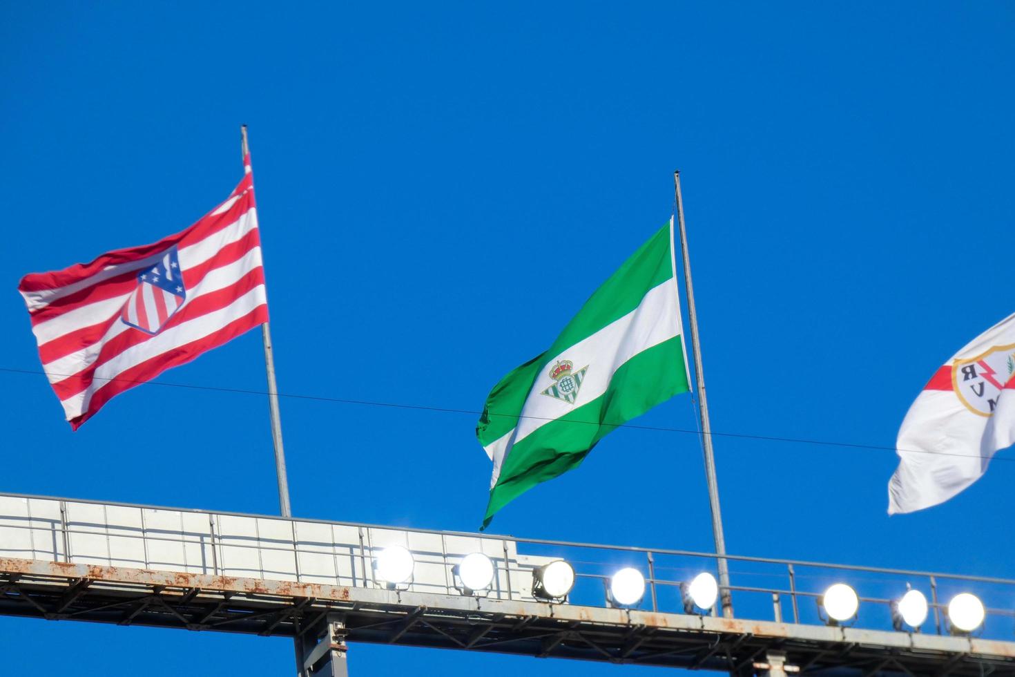 drapeaux de différent des pays et des sports équipes, drapeaux avec différent coloré rayures. photo