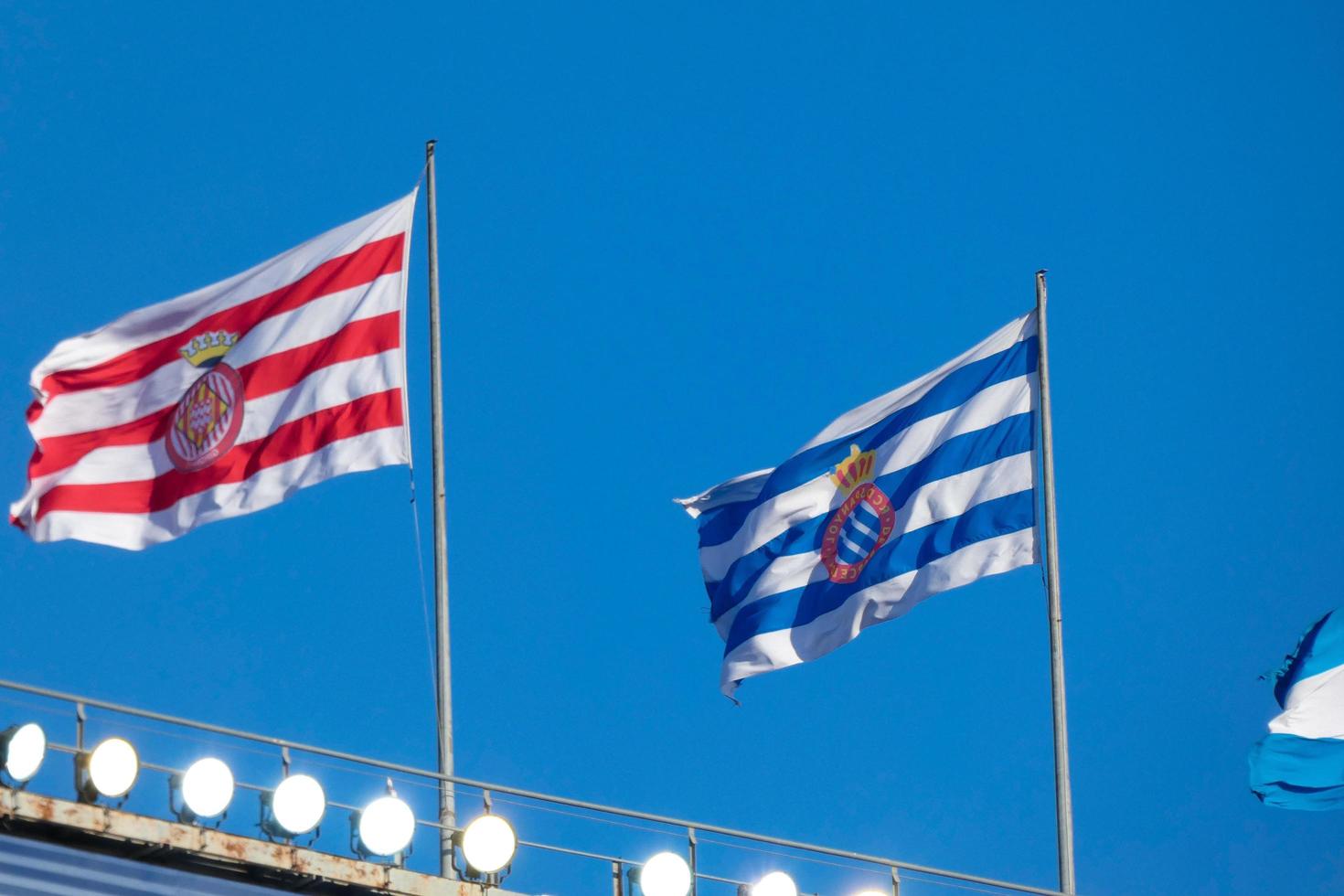 drapeaux de différent des pays et des sports équipes, drapeaux avec différent coloré rayures. photo