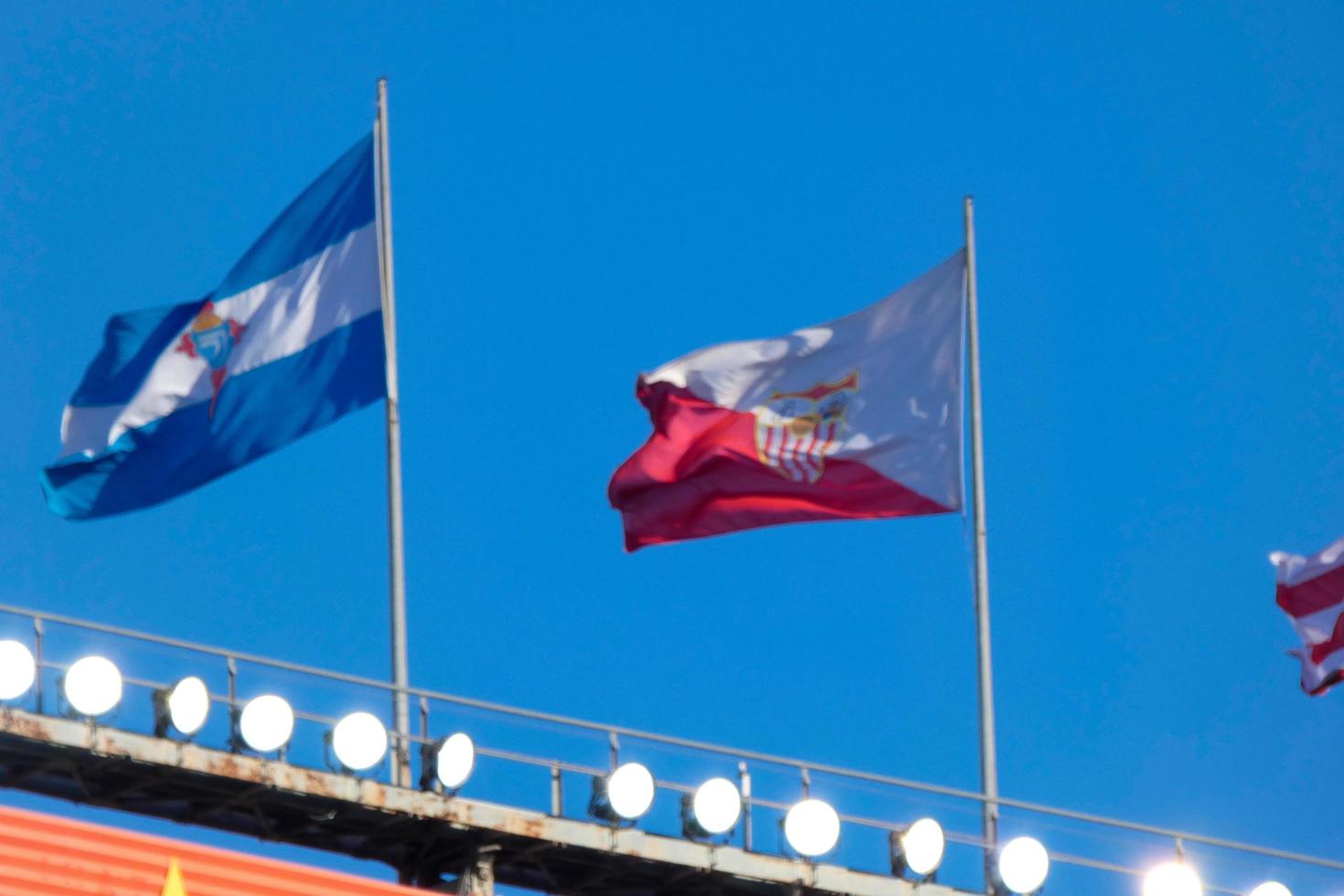 drapeaux de différent des pays et des sports équipes, drapeaux avec différent coloré rayures. photo