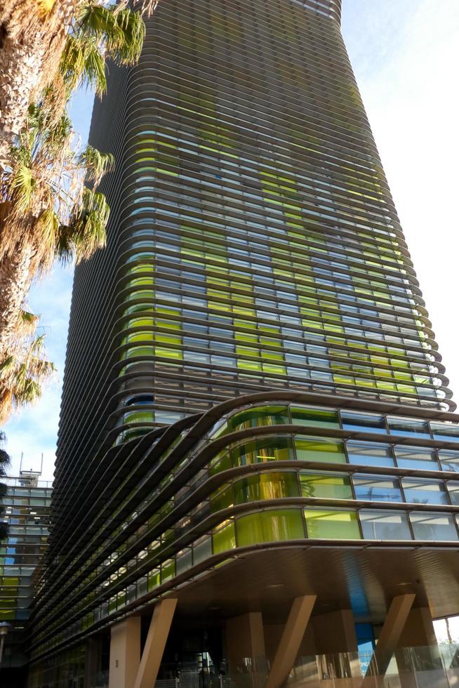 moderne Bureau bâtiment avec coloré verre et paume des arbres photo