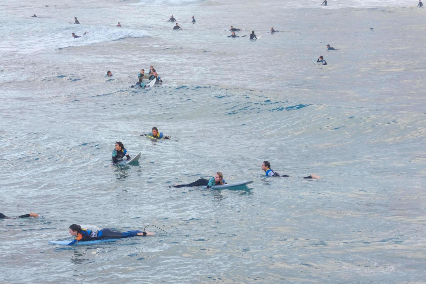 le surf école sur un océan plage photo