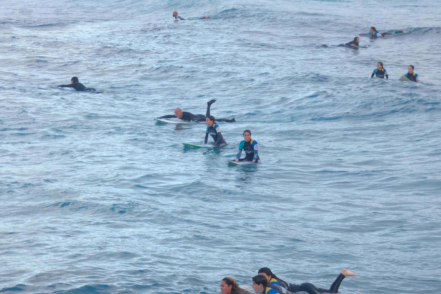 surfeurs équitation petit océan vagues photo