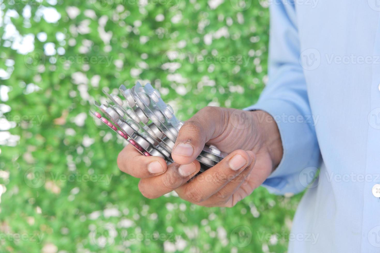 gros plan de la main tenant des plaquettes thermoformées photo