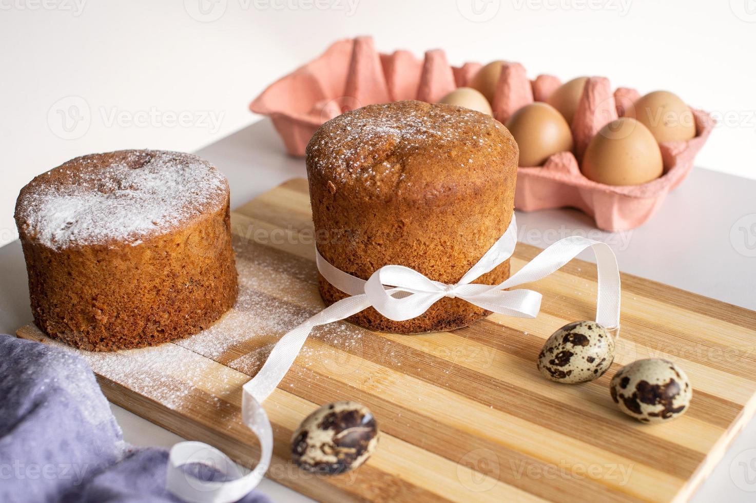 Pâques des pâtisseries , éponge gâteau sur une en bois planche . poulet et Caille des œufs. endroit pour texte photo