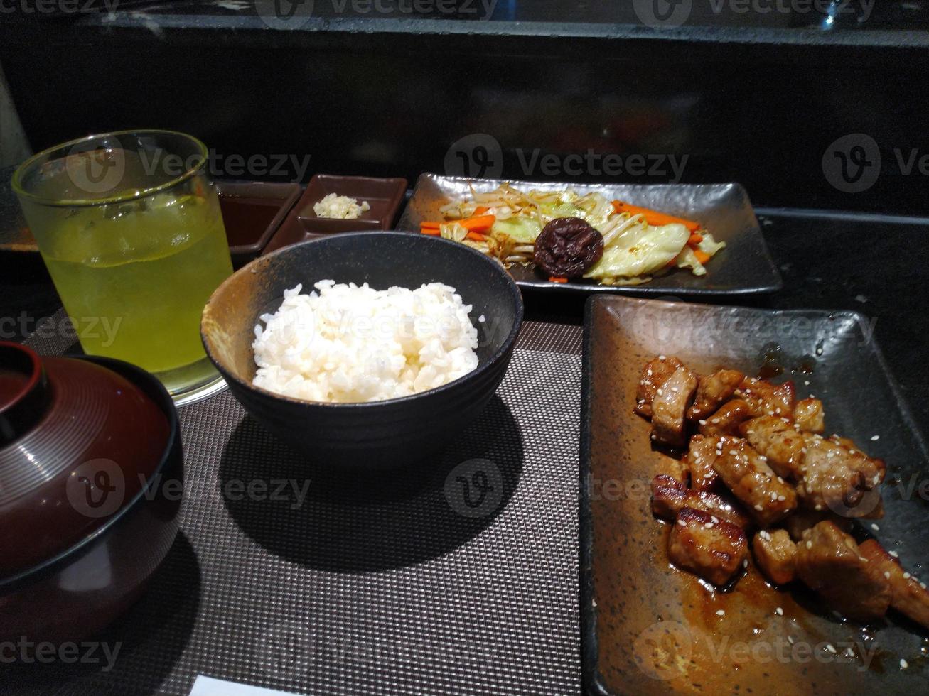 Japonais nourriture ensemble avec miso soupe , vert thé et riz avec baguettes photo