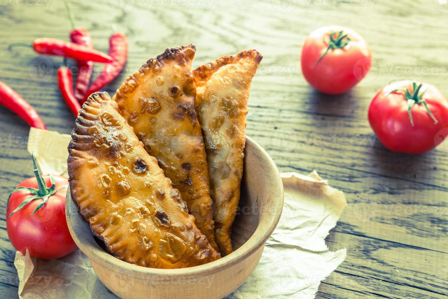 galettes de viande sur le fond en bois photo