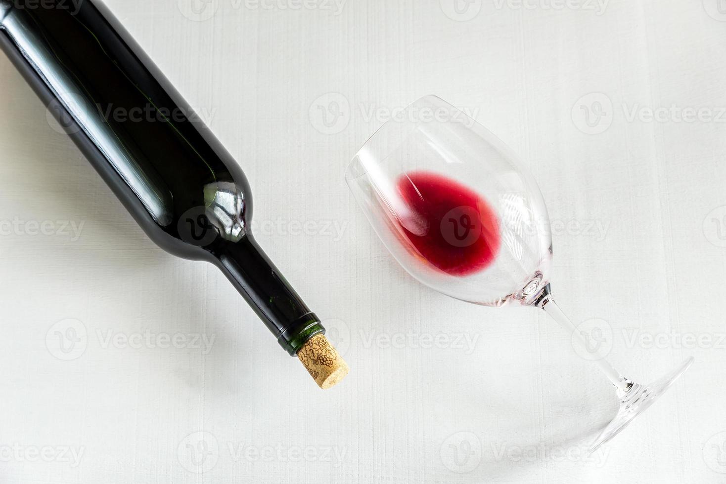 verre et bouteille avec rouge du vin photo