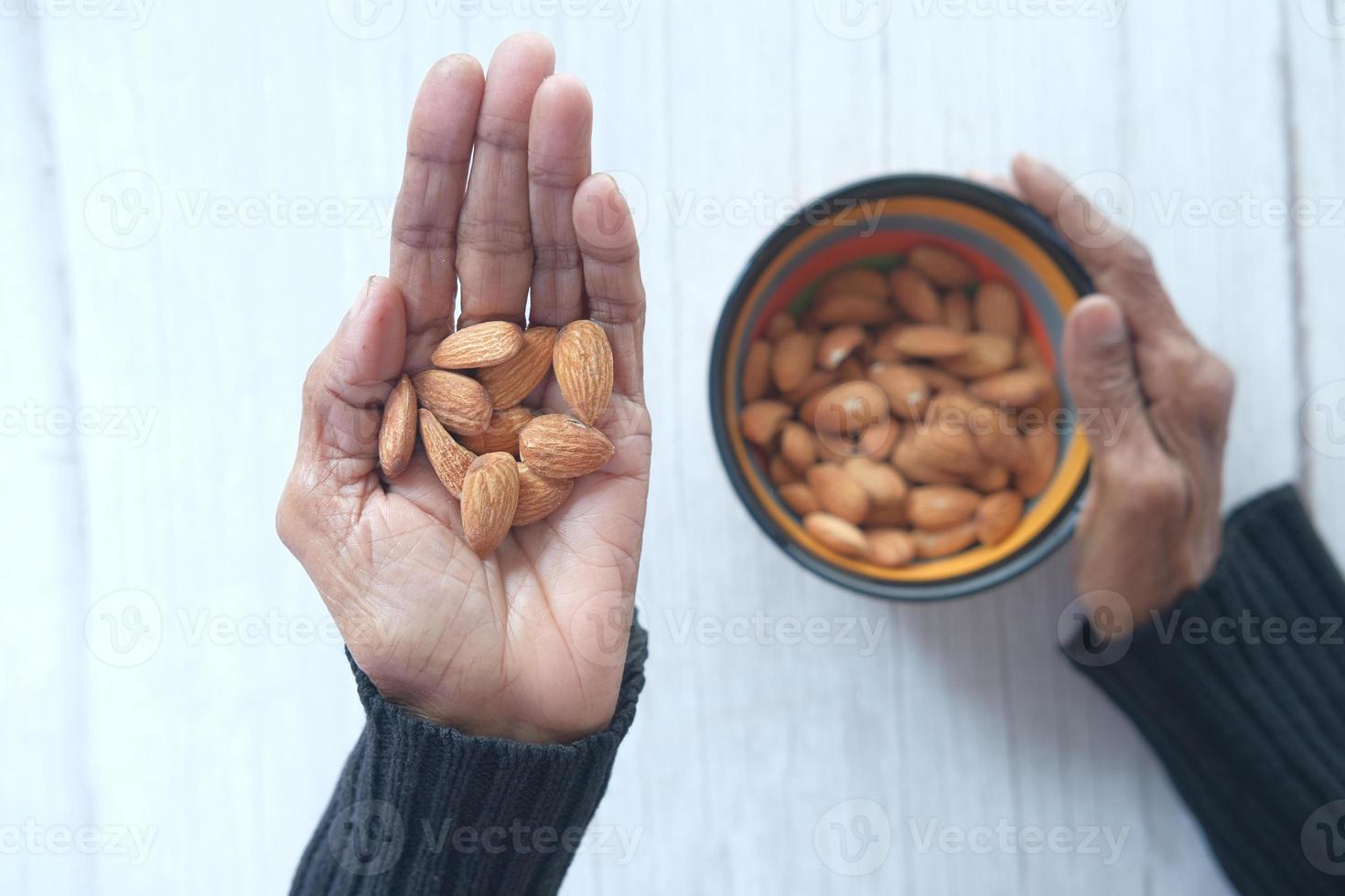 vieille femme tenant des amandes photo