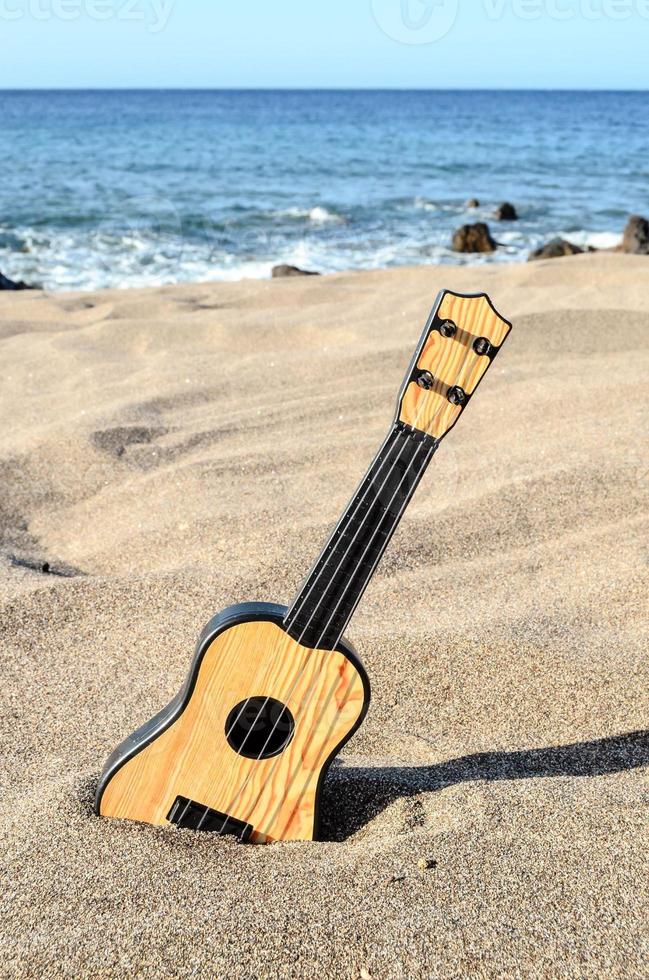 guitare dans le le sable photo