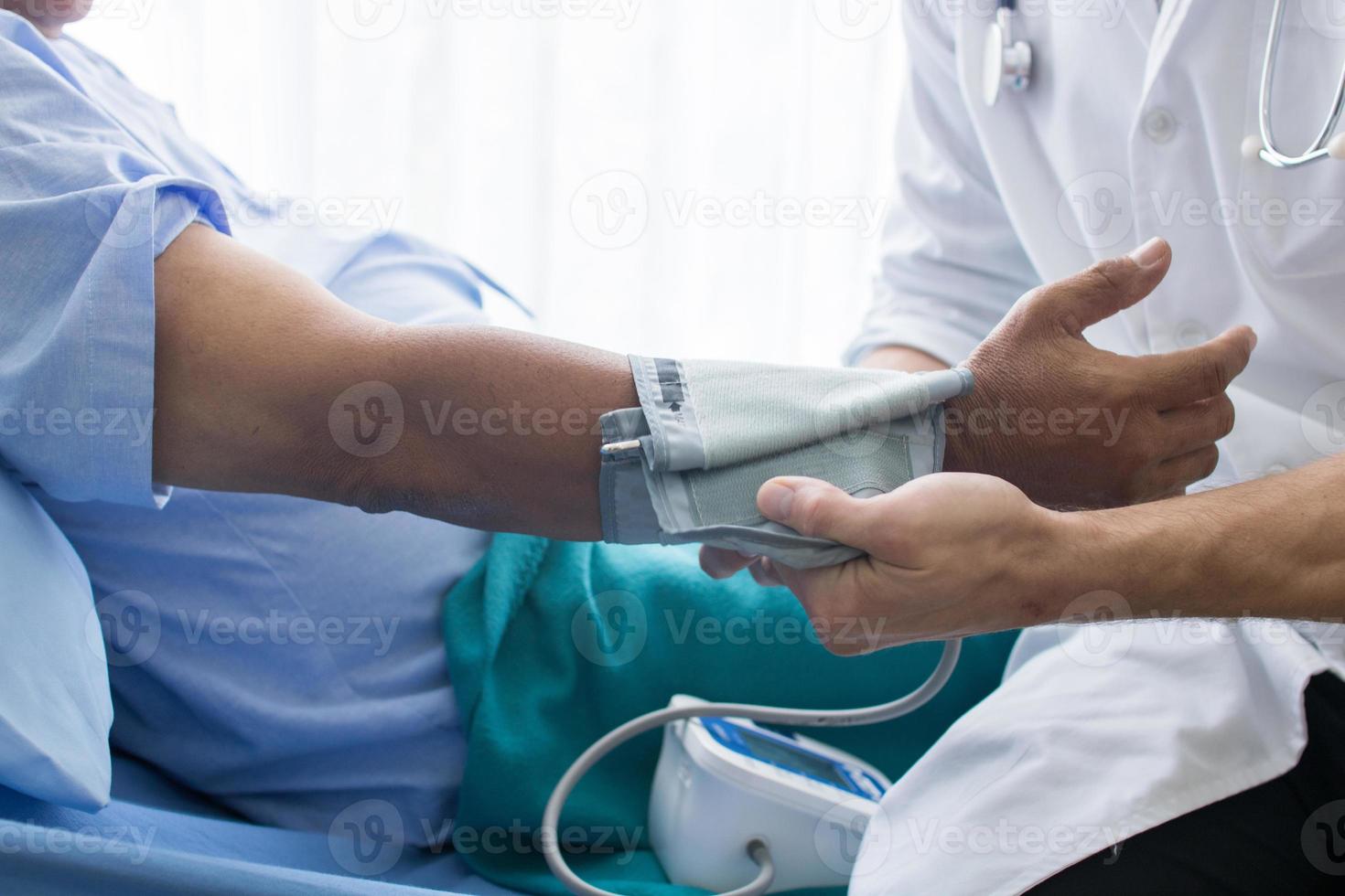 le médecin prend la mesure du pouls à portée de main du patient photo