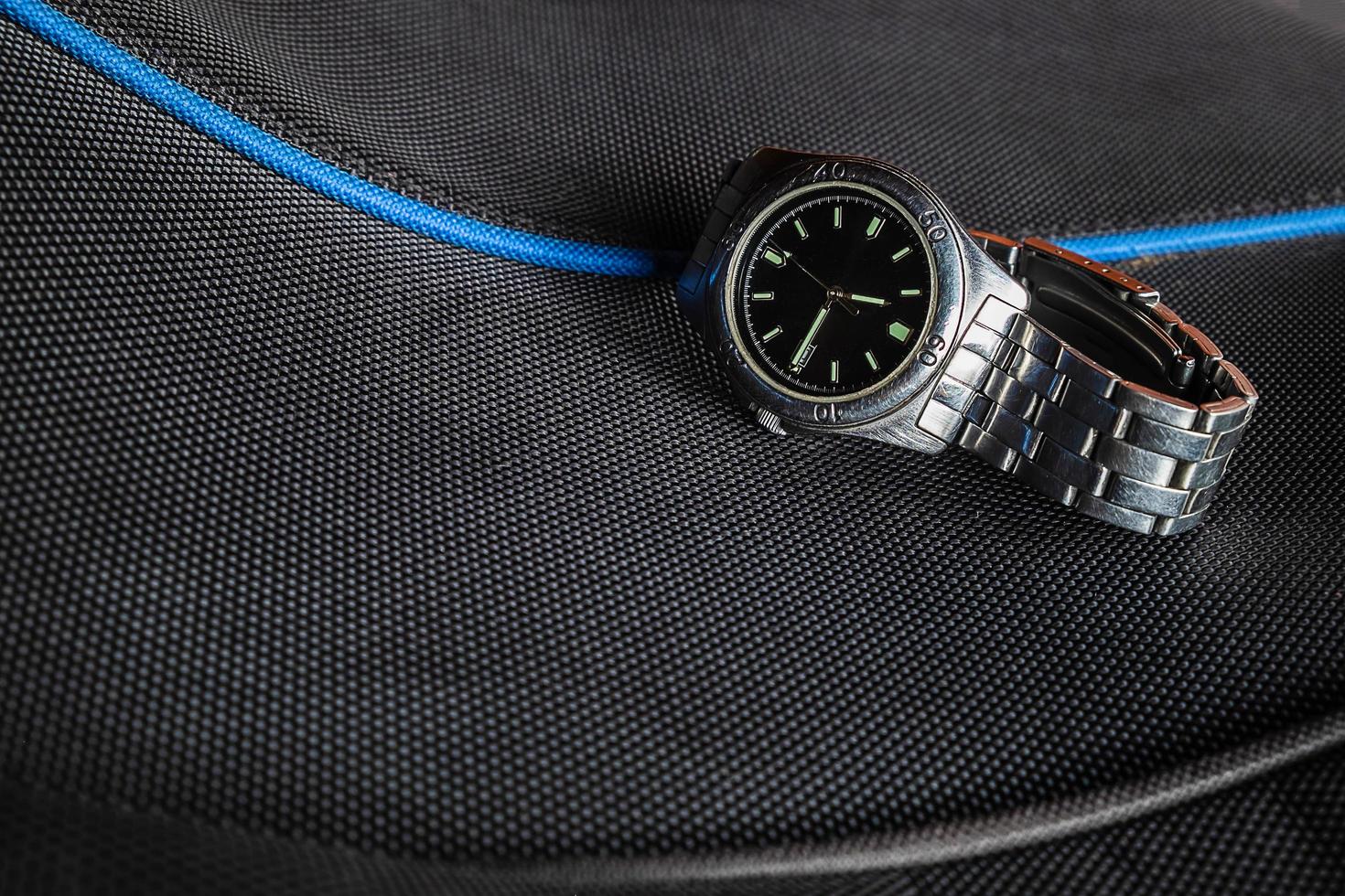 montre-bracelet sur fond noir photo