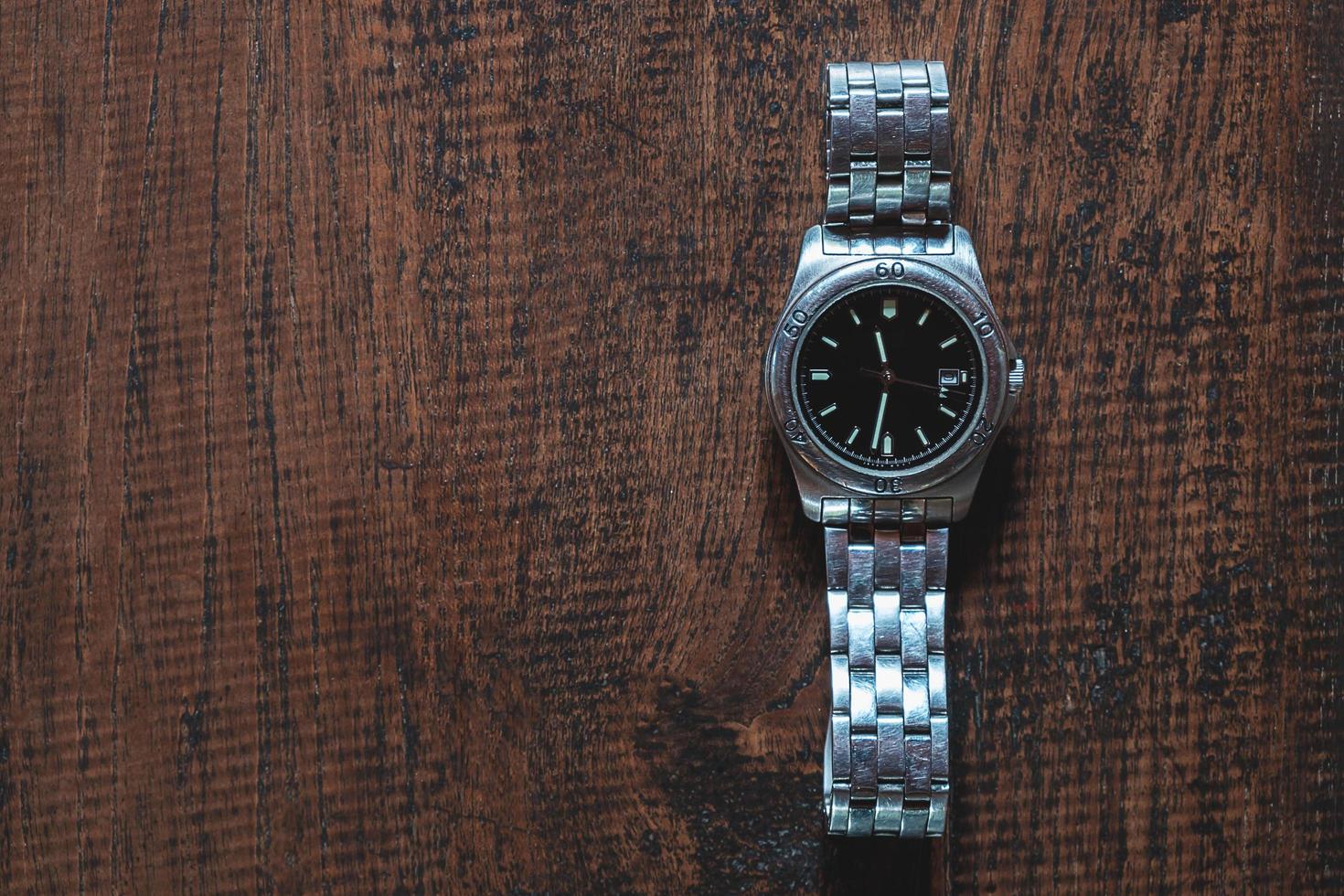 montre-bracelet sur fond de bois photo