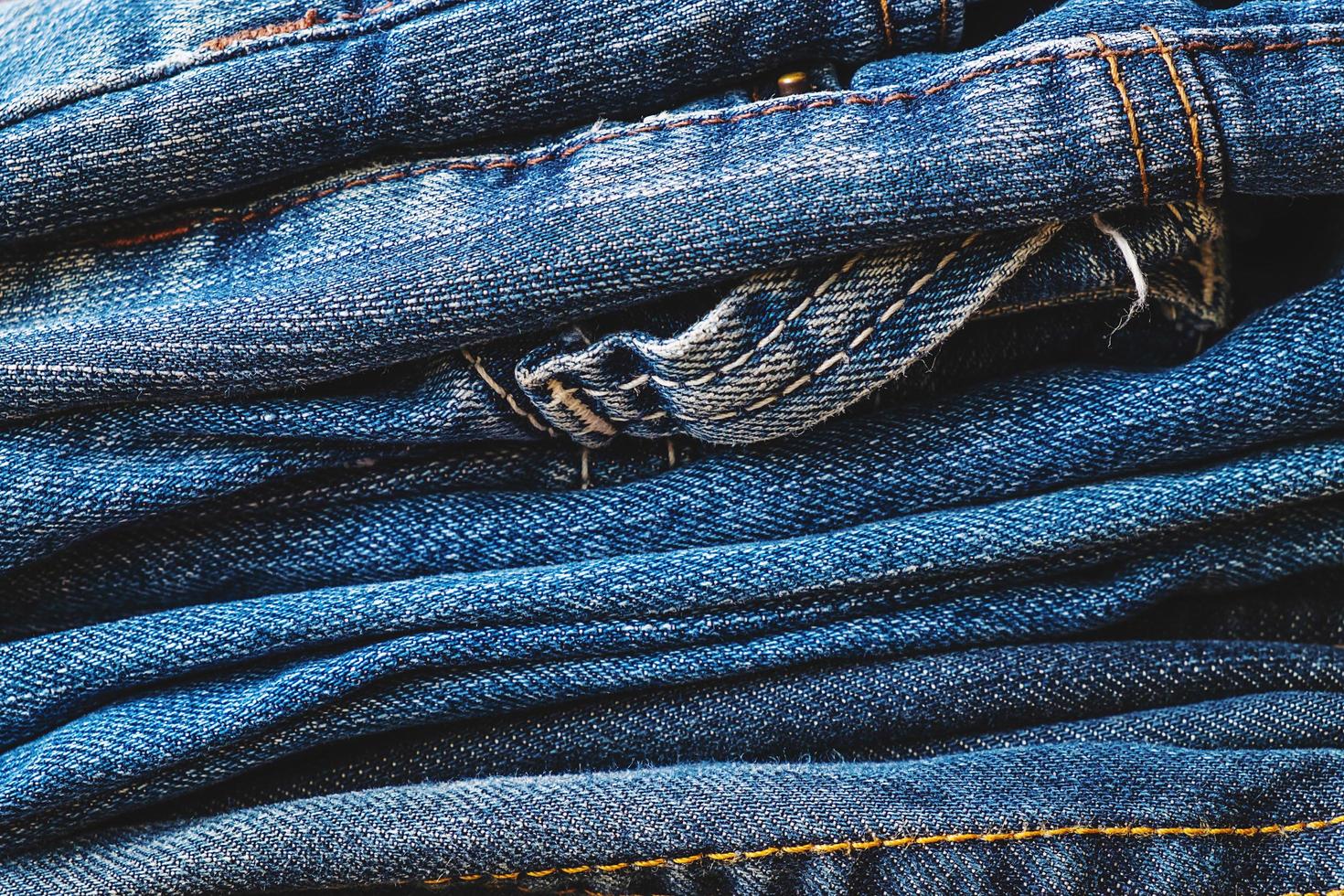 pile de jeans bleus photo