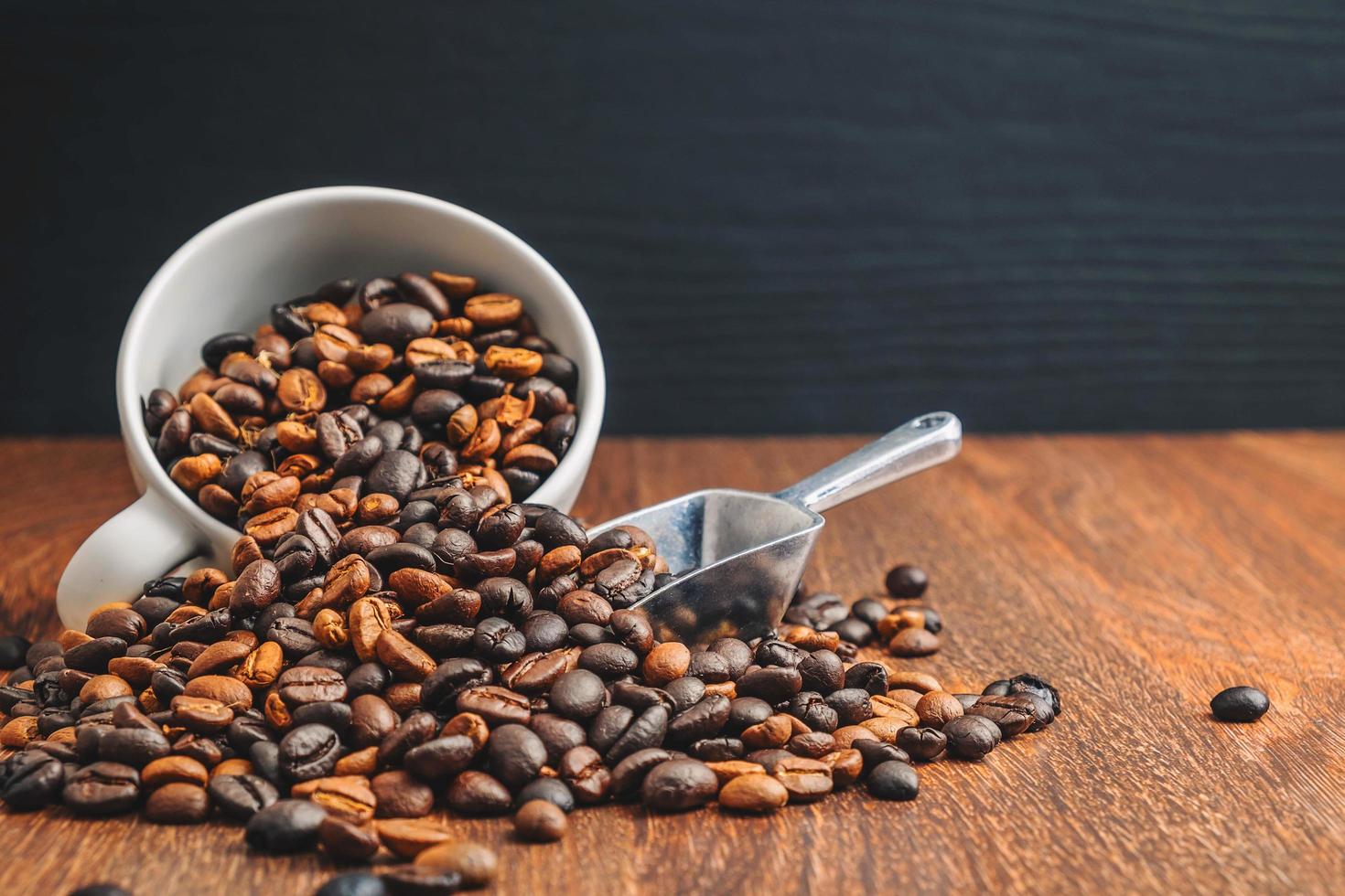 Grains de café torréfiés sur une table en bois photo