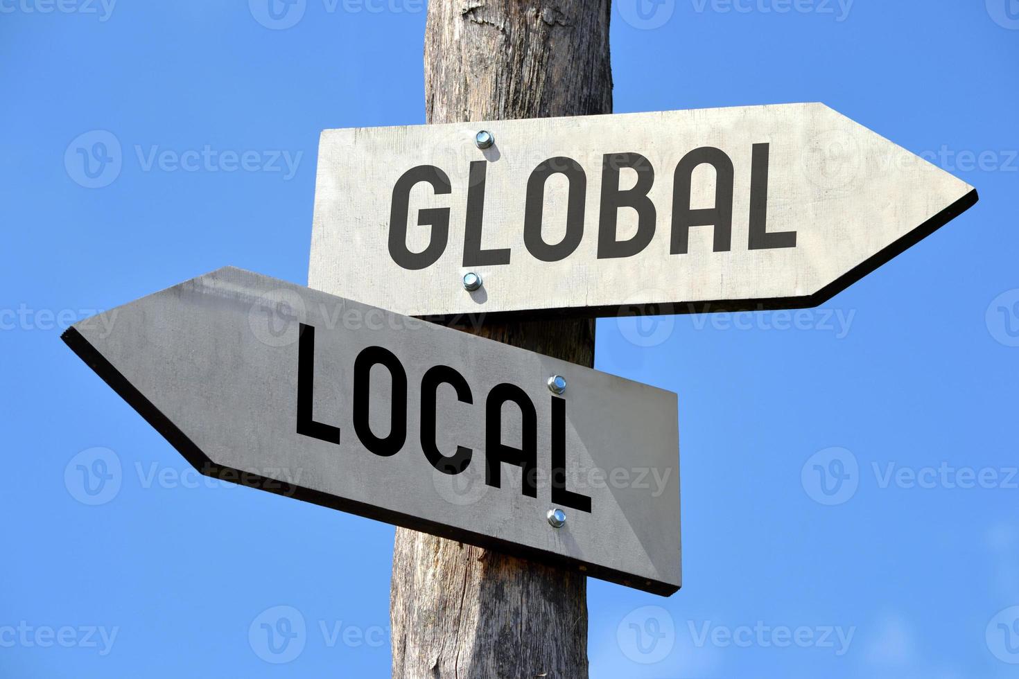 global et local - en bois poteau indicateur avec deux flèches photo