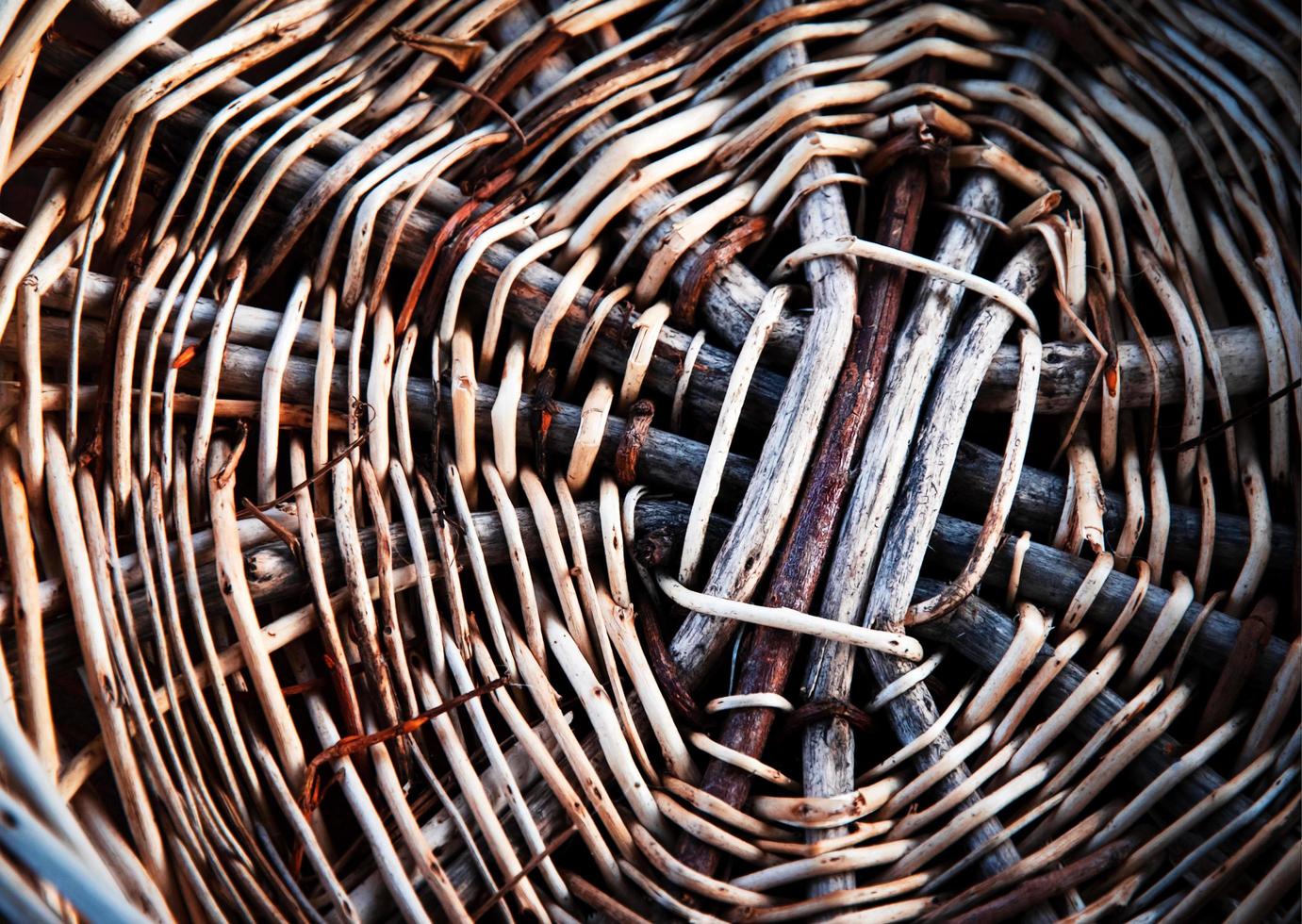 détail du fond d'un panier en osier photo