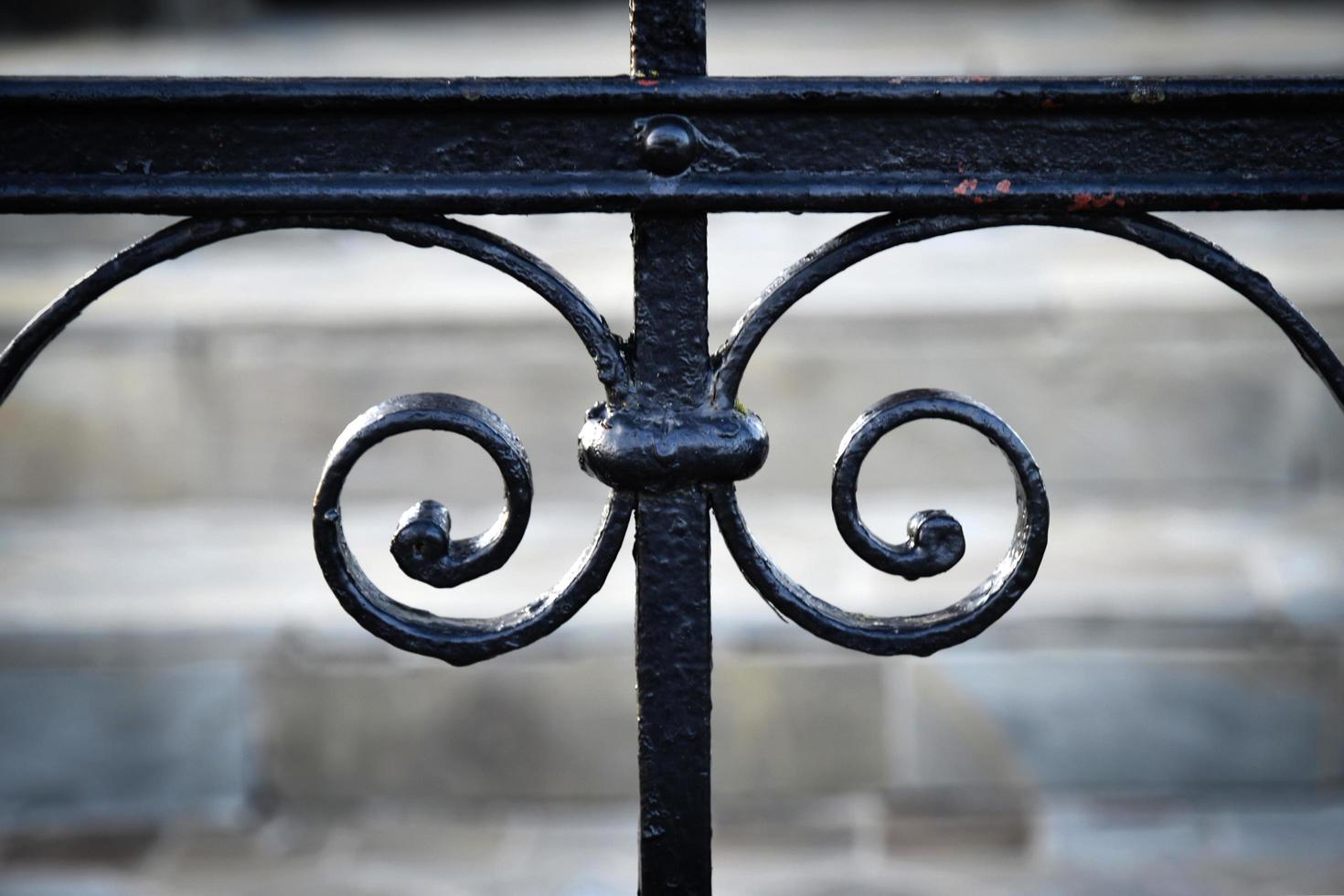 détail d'une porte noire forgée photo