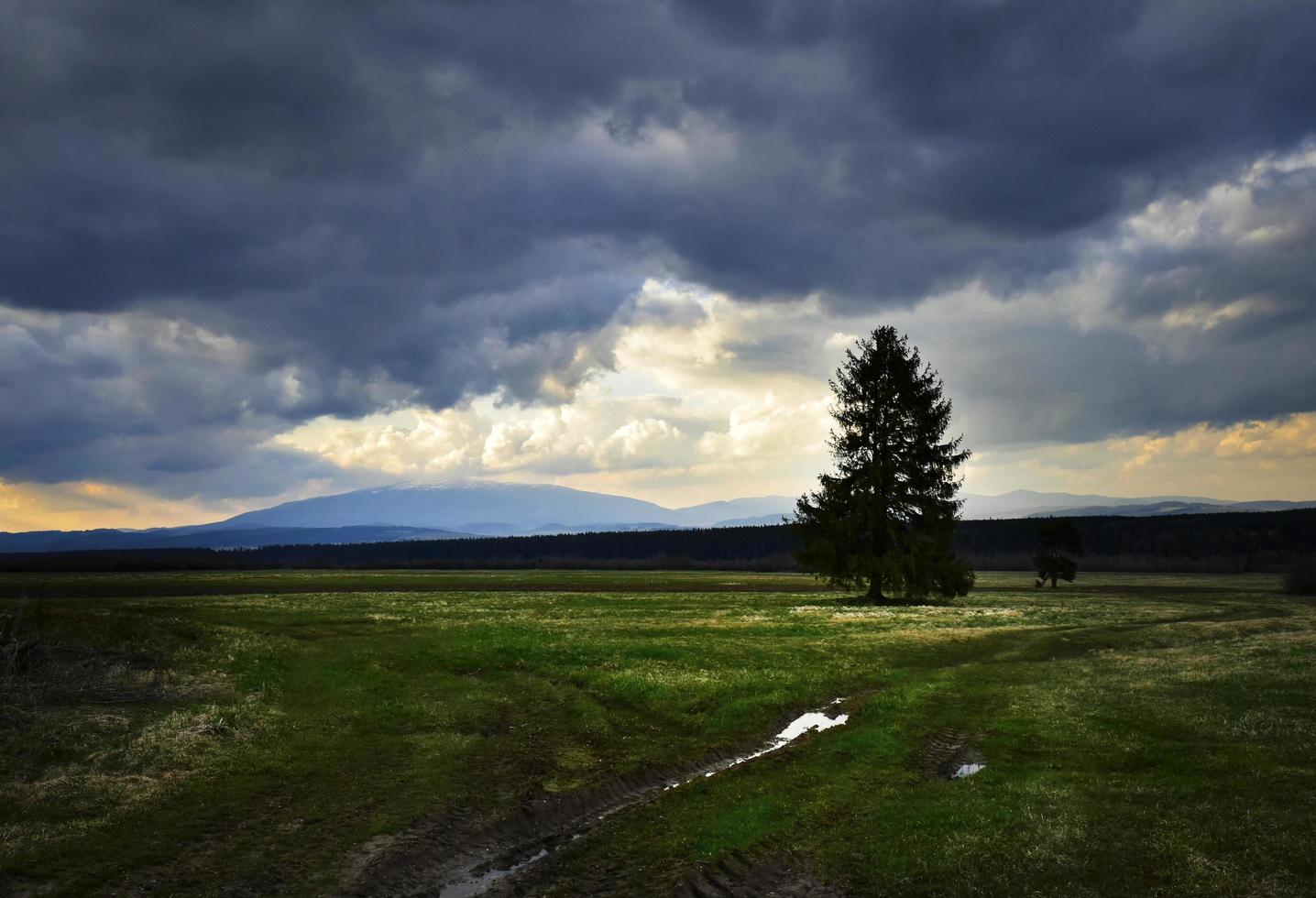 nuages lourds sombres au-dessus du paysage d'automne photo