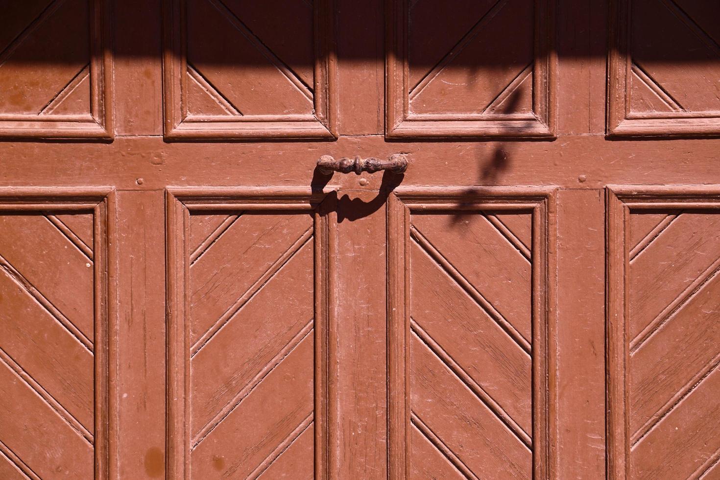 Porte d'entrée en bois brun d'une maison photo