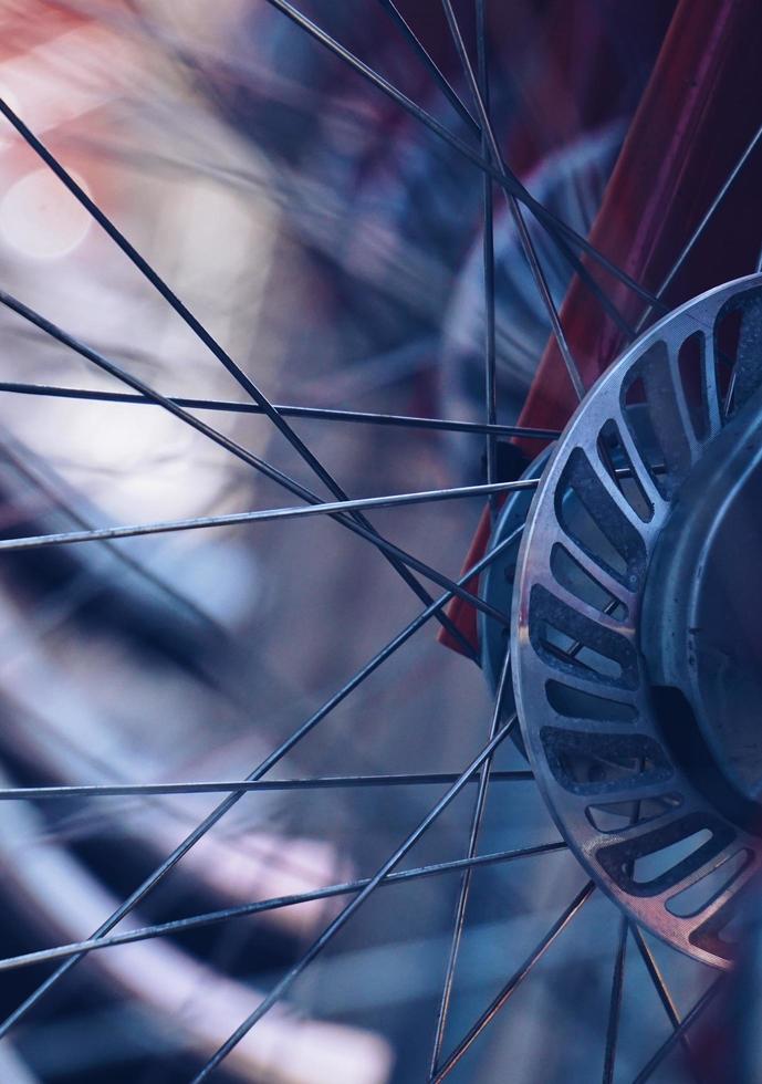 roue de bicyclette dans la rue photo