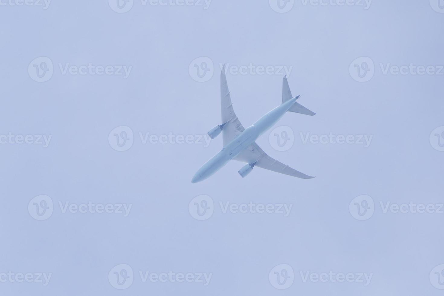 proche en haut de avion en volant dans une ciel photo