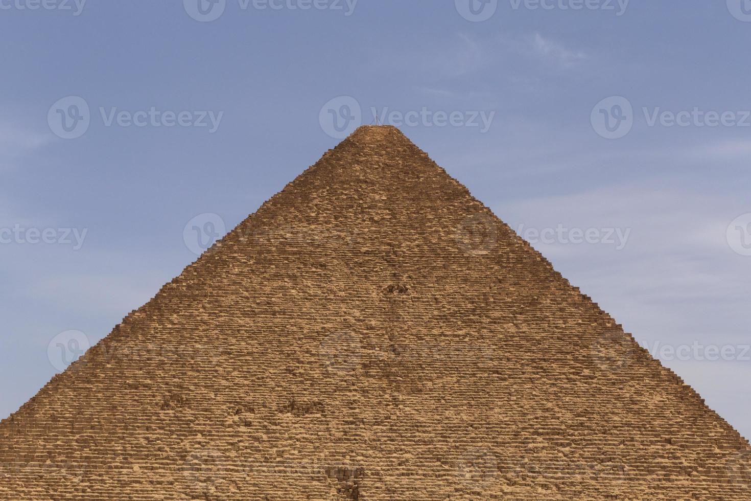 génial pyramide de gizeh contre bleu ciel photo