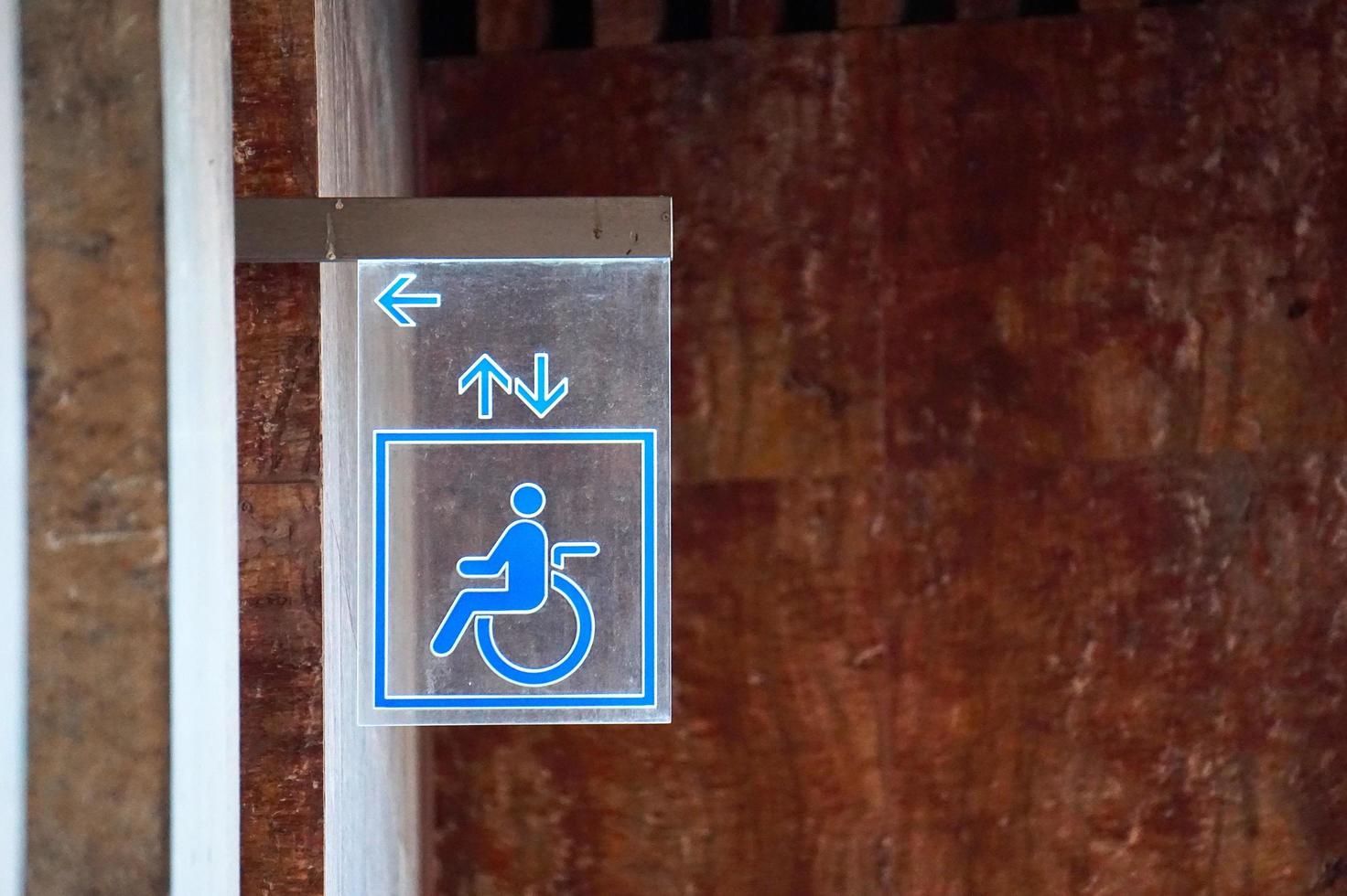 signal de fauteuil roulant sur le mur photo