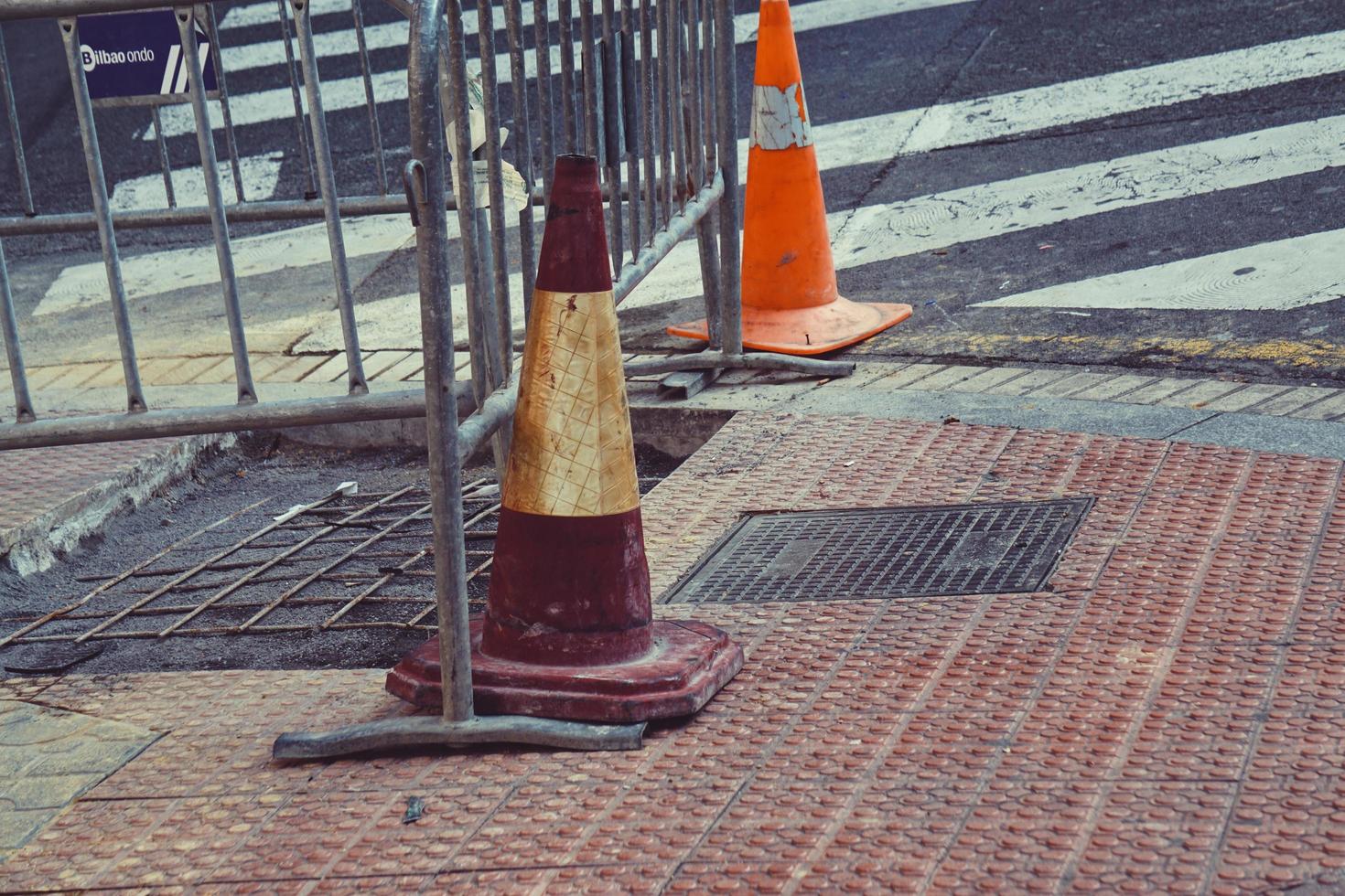 cône de signalisation dans la rue photo