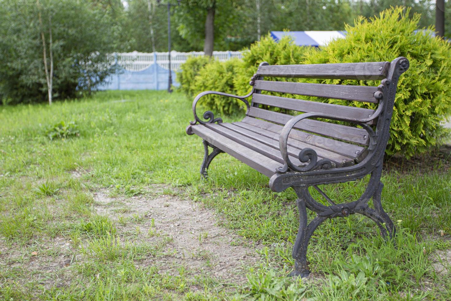 en bois banc dans une été parc. en bois banc photo