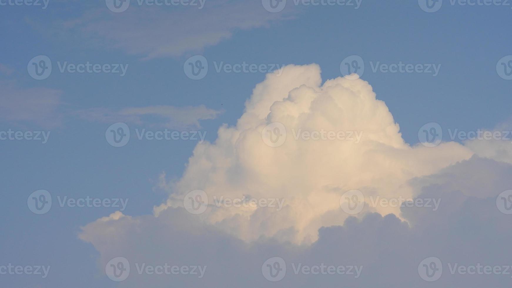 ciel bleu avec des nuages blancs photo