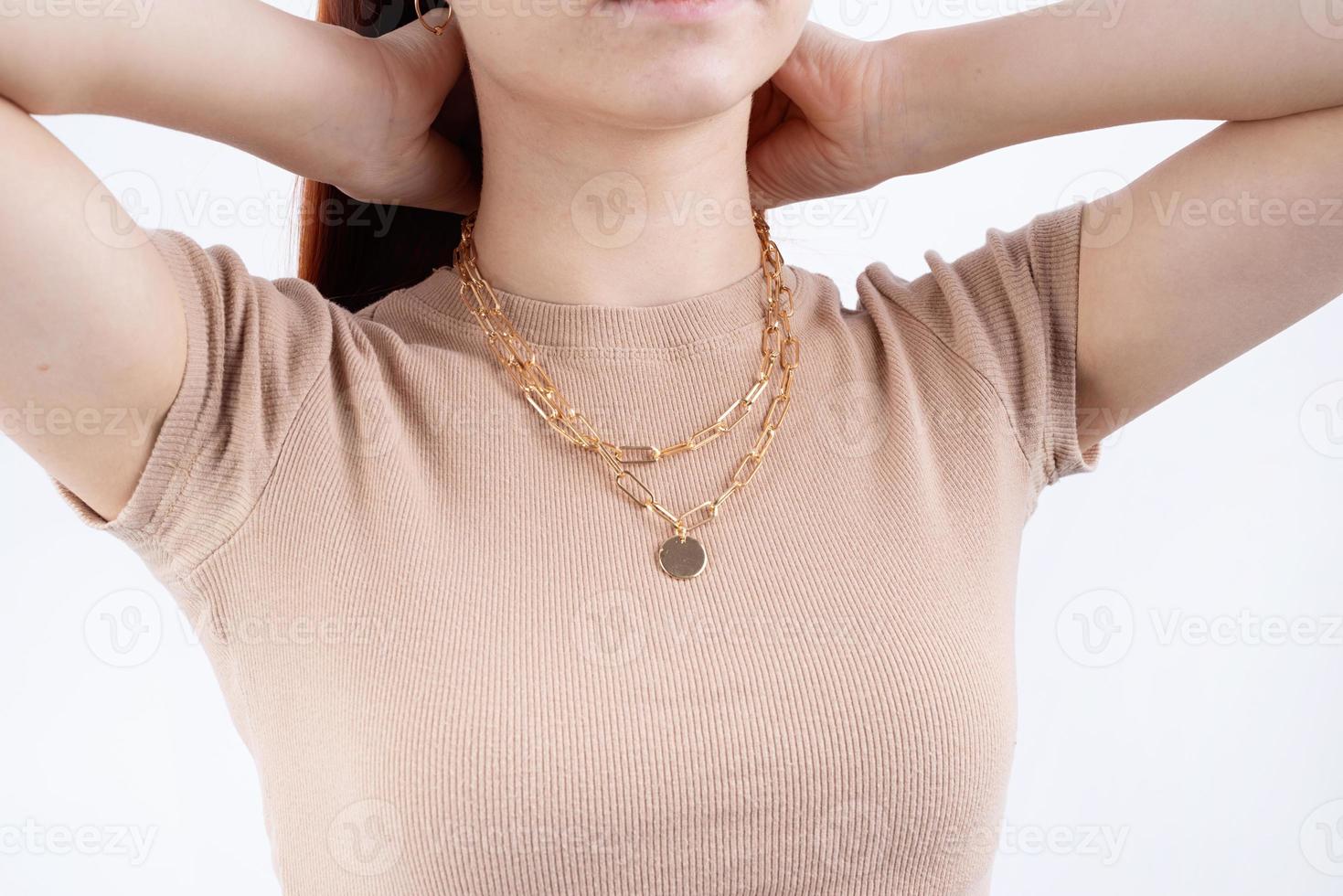 femmes portant bijoux pendentif Collier avec sur fermer photo