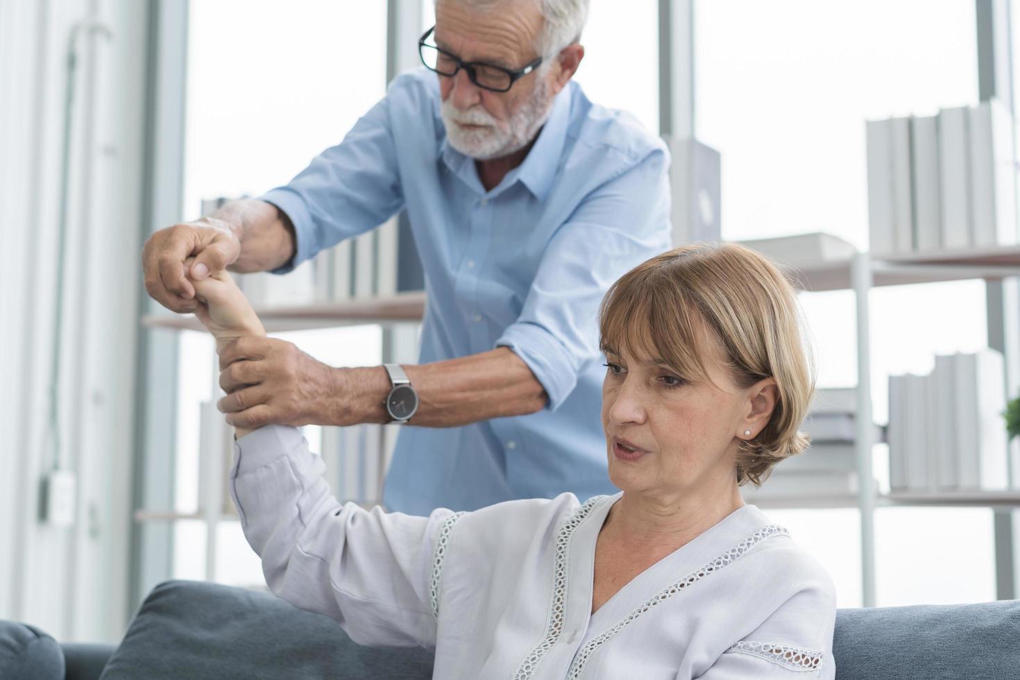 santé, corps muscles rigide problème de Sénior couple, caucasiens mature, adulte retraité mari, épouse douleur avec retour douleur mal en portant masser frottement épaule blesser ou douloureux, douloureux séance sur canapé. photo