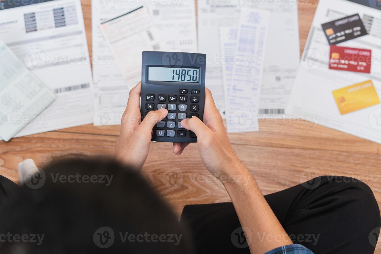 Haut vue financier devoir asiatique Jeune homme séance souffrir, stressé et confus par calculer frais de facture, crédit carte facture non argent à Payer hypothèque ou prêt. dette, faillite ou faillite personnes. photo