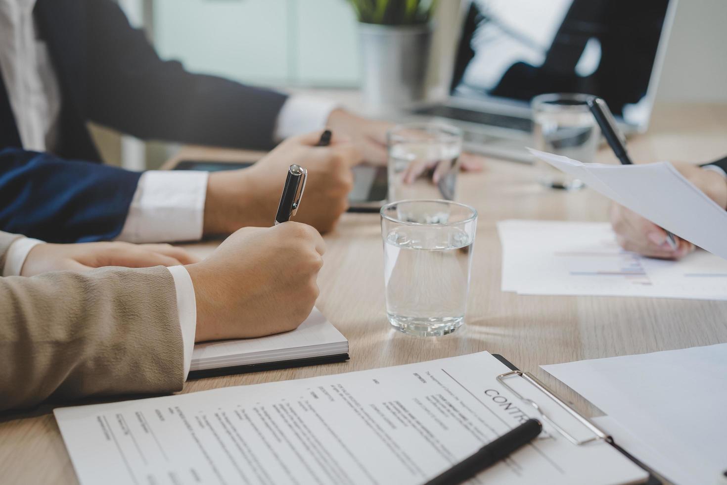 affaires réunion, asiatique groupe homme, femme idée de génie en cours d'analyse graphique Les données de Coût plan, discuter dans planche chambre, en utilisant pavé tactile ou portable ordinateur sur table ou bureau. gens travail conférence chambre. photo