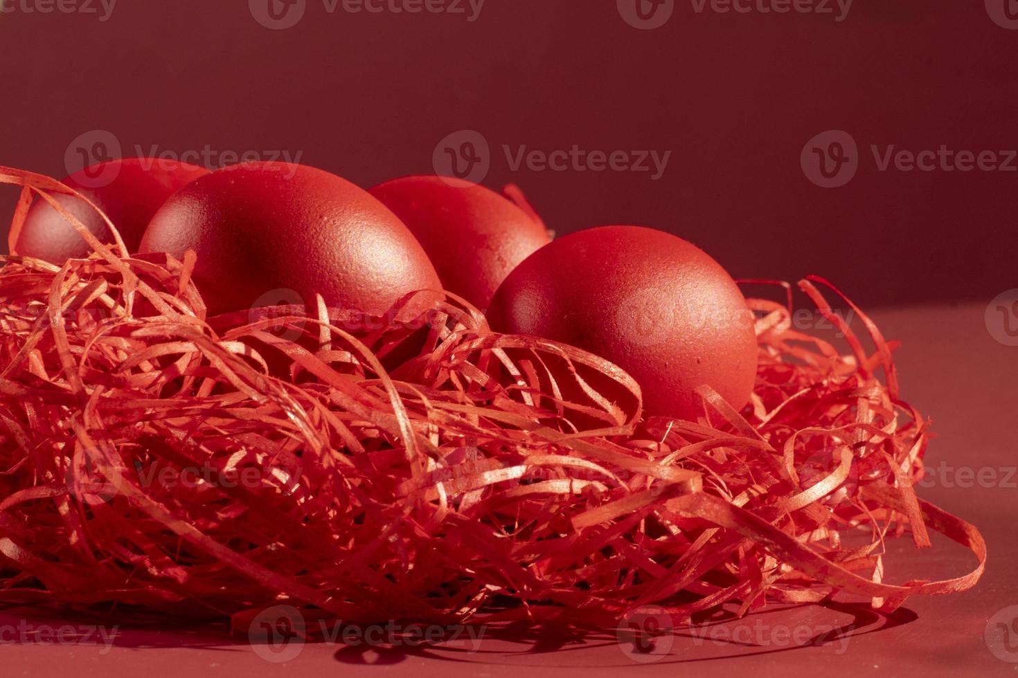 coloré des œufs symboliser Pâques dans nuances de rouge photo