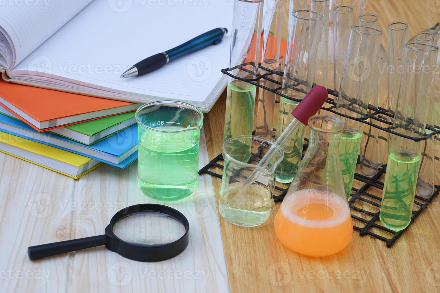 science outil kits pour enseignement. grossissant verre, tester tuyaux, stylo et papier carnet. éducatif équipement. enseignement matériaux. photo