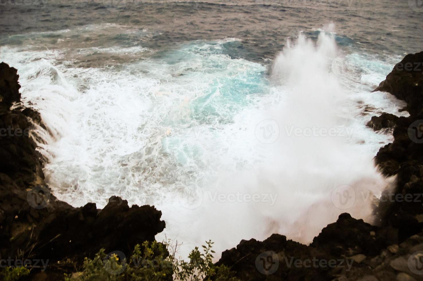 énormes vagues de la mer photo