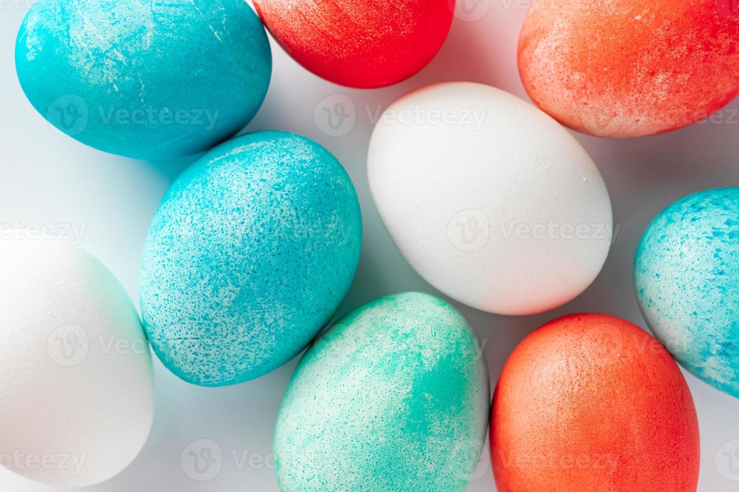 gros plan d'oeufs de Pâques multicolores sur fond blanc. photo