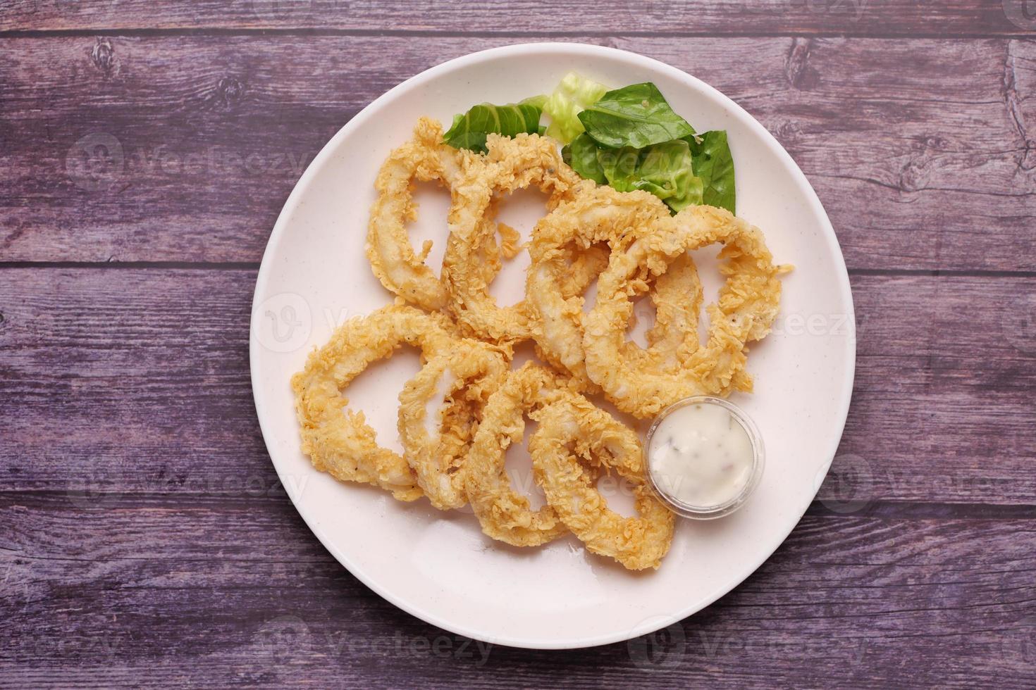 anneaux de calmar cuits et crevettes sur une assiette vue de dessus photo