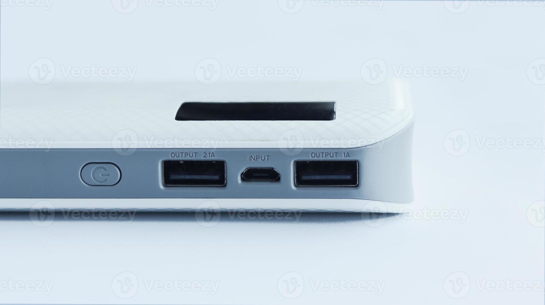 une blanc plat Puissance banque isolé sur blanc Contexte avec deux USB production et un contribution prise électrique source. photo